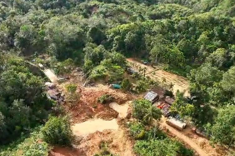 Pantauan drone, suasana Desa Parsikaman di Taput yang terisolasi karena musibah banjir dan longsor, Rabu (3/12/2025)