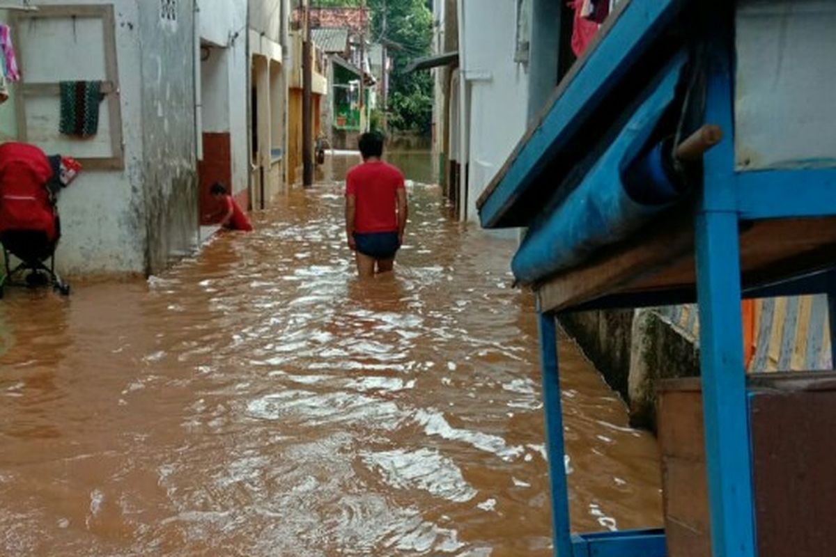 Banjir dengan ketinggian sekitar 1,5 meter merendam kawasan Kampung Baru Blok C, Pondok Pinang, Kebayoran Lama, Jakarta Selatan, Kamis (21/5/2020). 