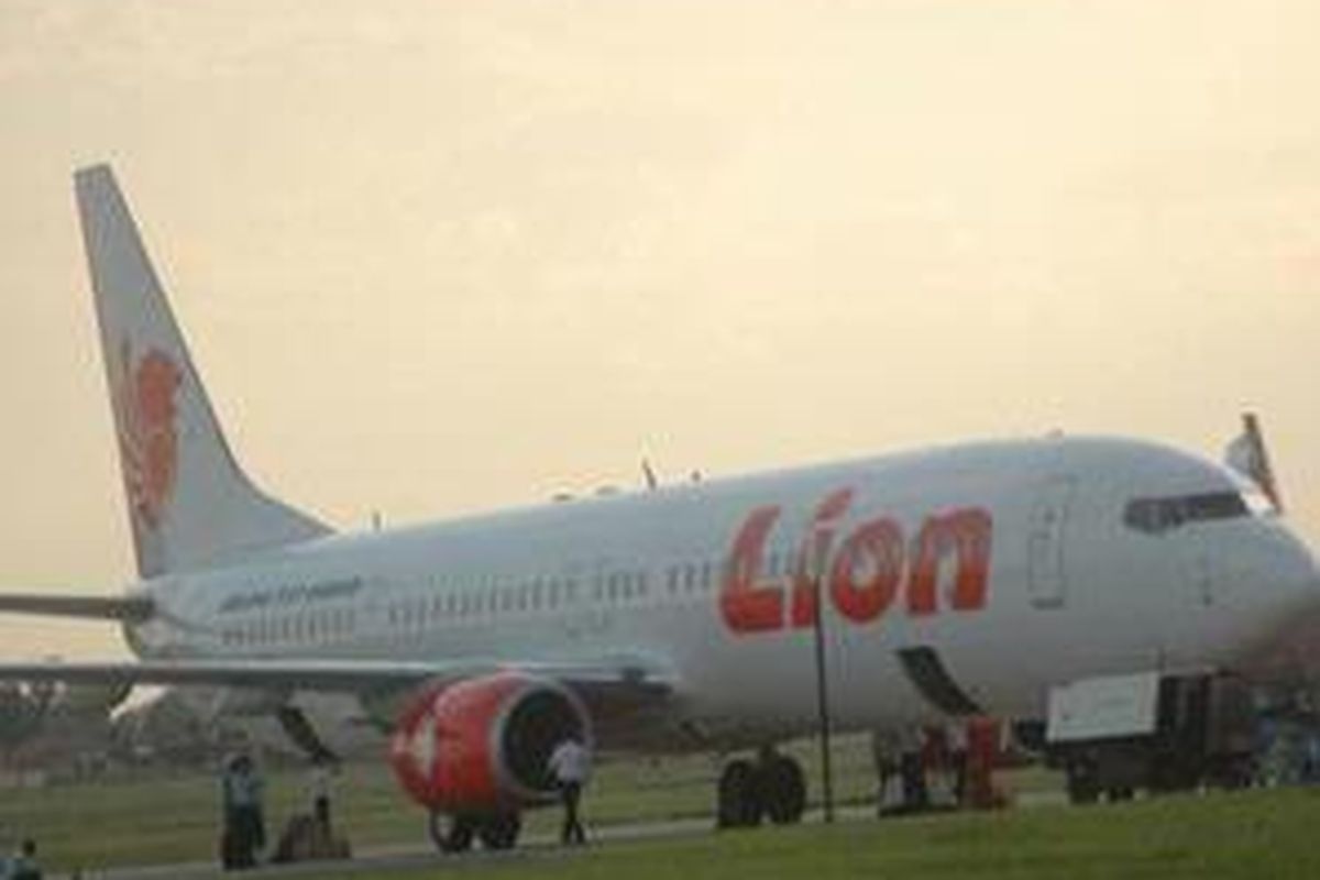 Mekanik memperbaiki pesawat penumpang Boeing 737-900ER milik maskapai penerbangan Lion Air di standing parking nomor lima, Bandara Internasional Sultan Mahmud Badaruddin (SMB) II Palembang, Sumatera Selatan, Selasa (16/9). Pesawat yang membawa penumpang 197 orang dengan tujuan Bandara Soekarno Hatta Jakarta ini sempat hendak tinggal landas namun kembali lagi ke landasan parkir karena mengalami kerusakan mesin.
