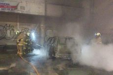 Honda CRV Hangus Terbakar di Gambir, Percikan Api Awalnya Muncul dari Kap Mesin
