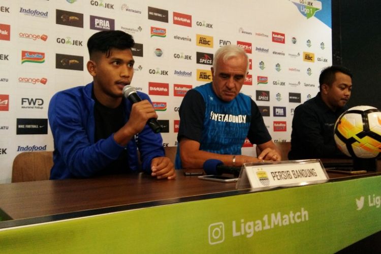 Bek muda Persib Indra Mustafa didampingi pelatihnya Mario Gomez saat hadir dalam konferensi pers jelang laga kontra Sriwijaya FC di Graha Persib, Jalan Sulanjana, Jumat (3/8/2018).
