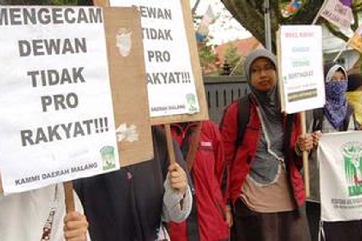 Puluhan aktivis KAMMI Daerah Malang menggelar aksi di gedung DPRD Kota Malang. Aktivis KAMMI itu menolak pembangunan gedung baru DPR RI