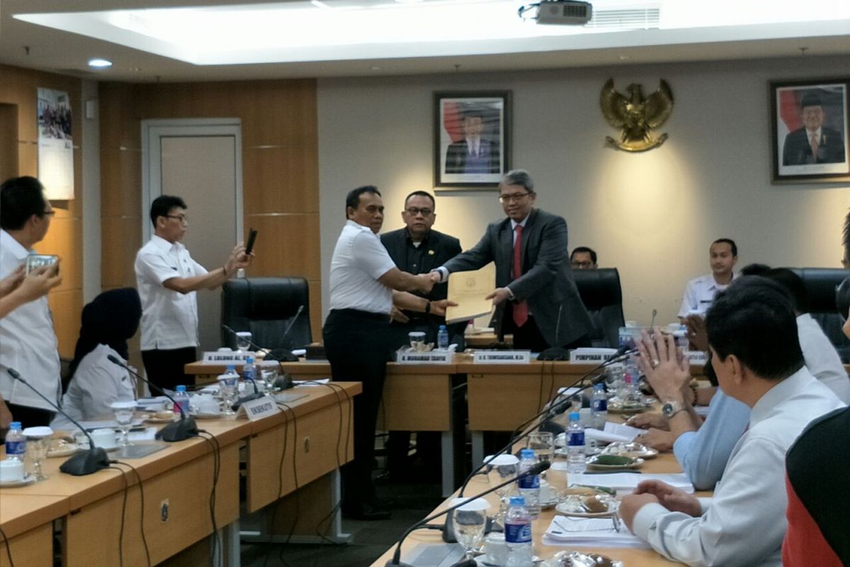 Sekda DKI Jakarta Saefullah menyerahkan hasil evaluasi APBD 2018 oleh Kemendagri kepada DPRD DKI Jakarta, Rabu (27/12/2017). 