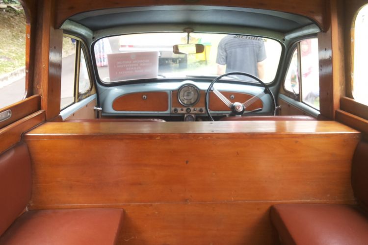 Penampakan interior dari Morris Minor Traveler 100 milik salah seorang anggota Perhimpunan Penggemar Mobil Kuno Indonesia (PPMKI) yang ikut serta dalam konvoi ke Bogor, Minggu (21/1/2018). Morris Minor 100 Traveler adalah mobil yang pernah digunakan sebagai oplet di Jakarta hingga tahun 1980-an.