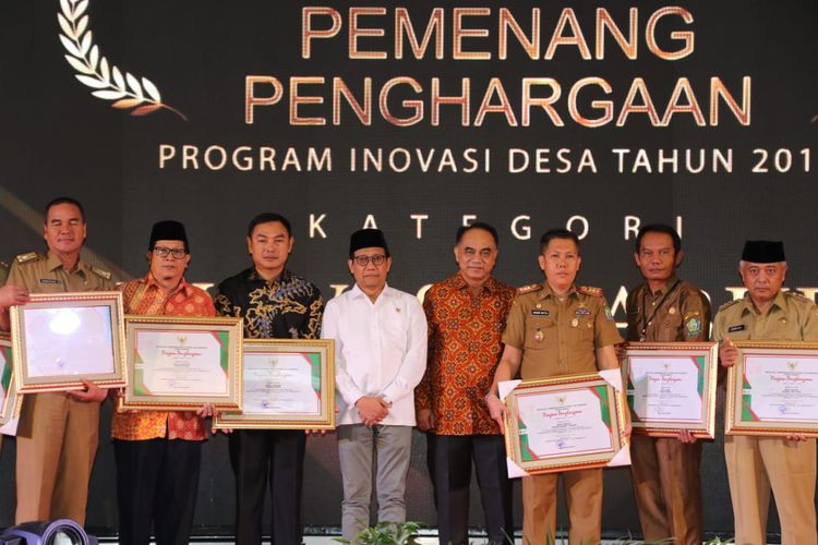 Penyerahan penghargaan Program Inovasi Desa Kabupaten Tangerang di Jakarta, Senin (25/11/2019)