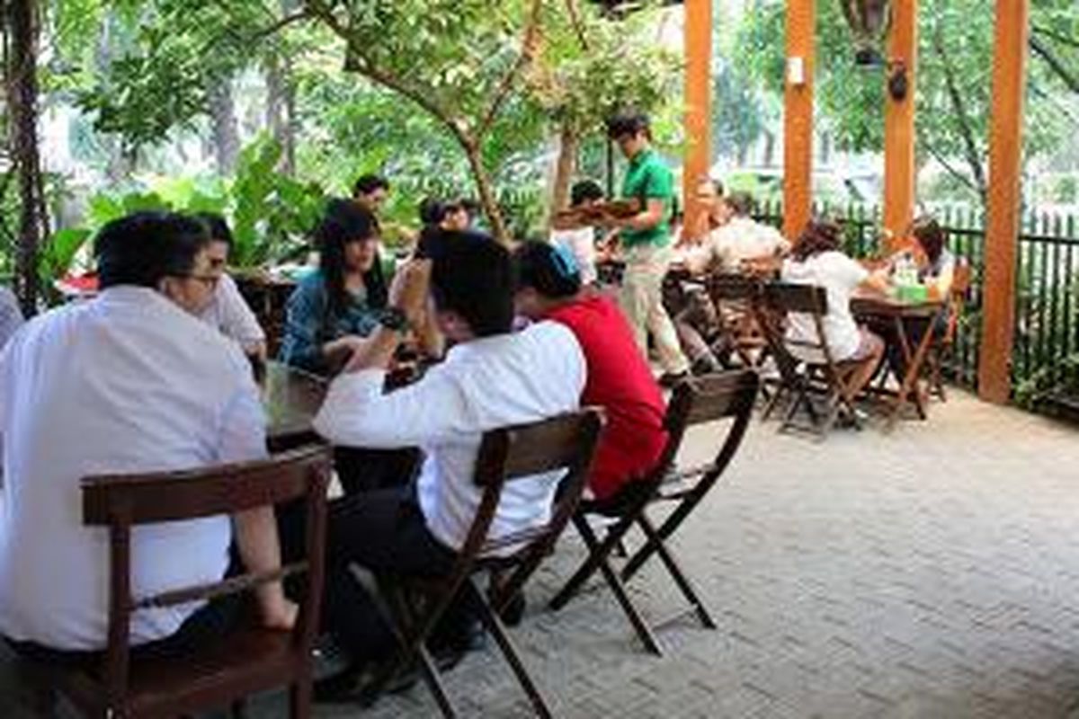 Suasana makan siang di Restoran Atjeh Rayeuk, Jalan Ciranjang, Kebayoran Baru, Jakarta Selatan.