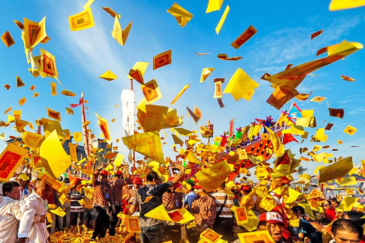 Potongan kertas doa kuning dalam Tradisi Bakar Tongkang Riau