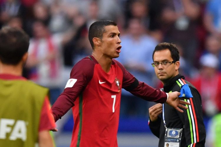 Ekspresi Cristiano Ronaldo saat Portugal melawan Meksiko pada partai Piala Konfederasi di Kazan Arena, Minggu (18/6/2017).