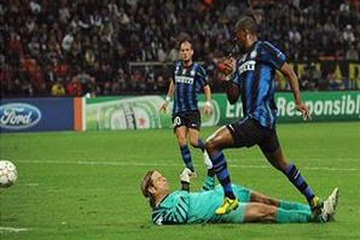Striker Inter Milan, Samuel Etoo, menaklukkan kiper Werder Bremen, Tim Wiese, untuk mencetak gol. Dia membuat hat-trick dan membawa Inter menang 4-0 di penyisihan Liga Champions Grup A.