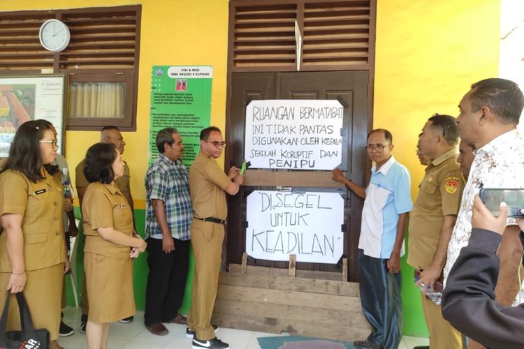 Kepala Dinas Pendidikan dan Kebudayaan Provinsi Nusa Tenggara Timur (NTT) Ambrosius Kodo, saat bersama para guru membuka ruang kepala sekolah Sekolah Menengah Kejuruan (SMK) Negeri 5 Kota Kupang, yang disegel, Selasa (2/7/2024).