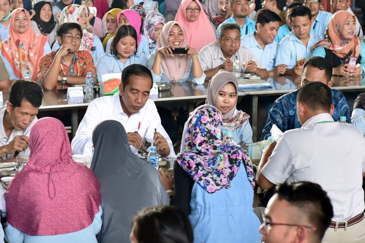 Presiden Joko Widodo bersama Menteri Ketenagakerjaan Hanif Dhakiri melakukan makan siang bersama ribuan pekerja atau buruh  PT KMK Global Sports di Tangerang, Banten, Selasa (30/4/2019).