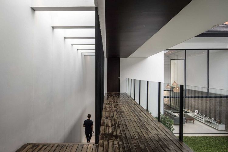 Selasar rumah YY Residence karya Hadivincent Architects 