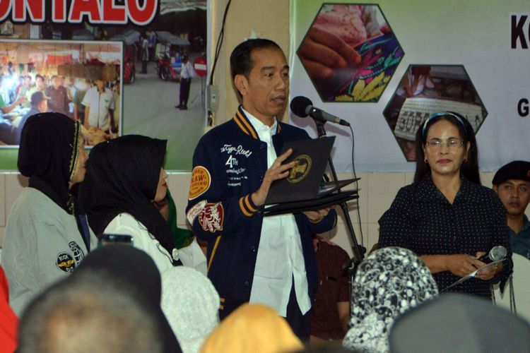 Presiden Joko Widodo (Jokowi) saat berdialog dengan tiga orang perwakilan pedagang penerima kredit Ultra Mikro di Pasar Sentral Kota Gorontalo, Jumat (1/3/2019). 