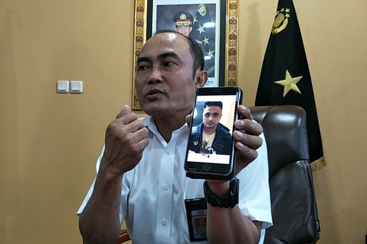 Direktur Tindak Pidana Narkoba Bareskrim Polri Brigjen Pol Eko Daniyanto menunjukkan foto penangkapan Rizal Djibran saat ditemui di ruangannya di Gedung Direktorat Tindak Pidana Narkoba Bareskrim Polri, Jakarta Timur, Selasa (27/2/2018).