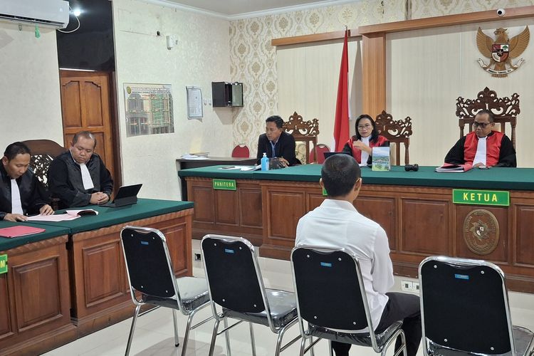 Nyoman Sukena, tetdakwa dalam perkara pelihara landak Jawa saat mendengar pembacaan tuntutan jaksa penuntut umum (JPU) dari Kejaksaan Tinggi Bali di Pengadilan Negeri Denpasar, pada Jumat (13/9/2024). KOMPAS.com/ Yohanes Valdi Seriang Ginta
