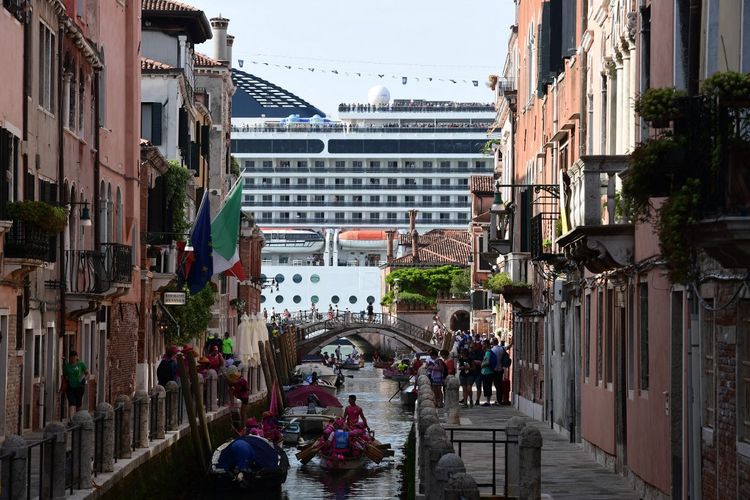 MSC Magnifica terlihat dari salah satu kanal yang mengarah ke Laguna Venesia pada 9 Juni 2019 di Venesia. Pada Selasa (21/2/2023), Italia dilaporkan tengah menghadapi peringatan kekeringan baru, ketika kanal-kanal Venesia ditemukan telah surut.