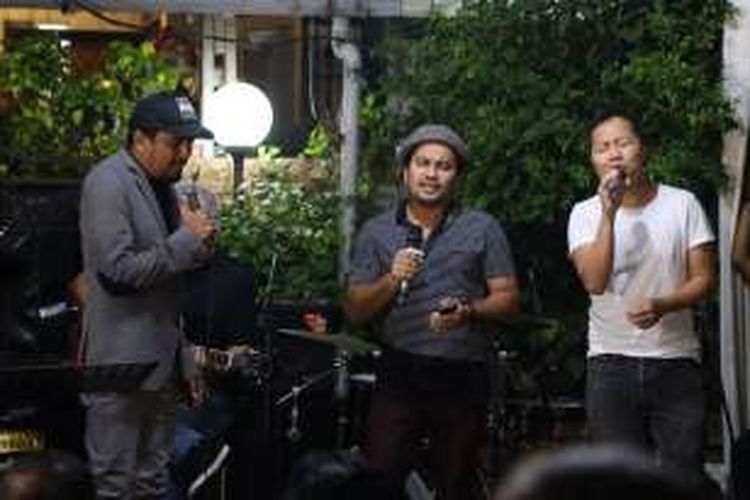 Trio Lestari bernyanyi dalam acara 'Last Melody for Mike' untuk mengenang Mike Mohede usai ibadah penghiburan di rumah duka di Jalan Kuricang Raya, Bintaro, Tangerang Selatan, Senin (1/8/2016) malam.