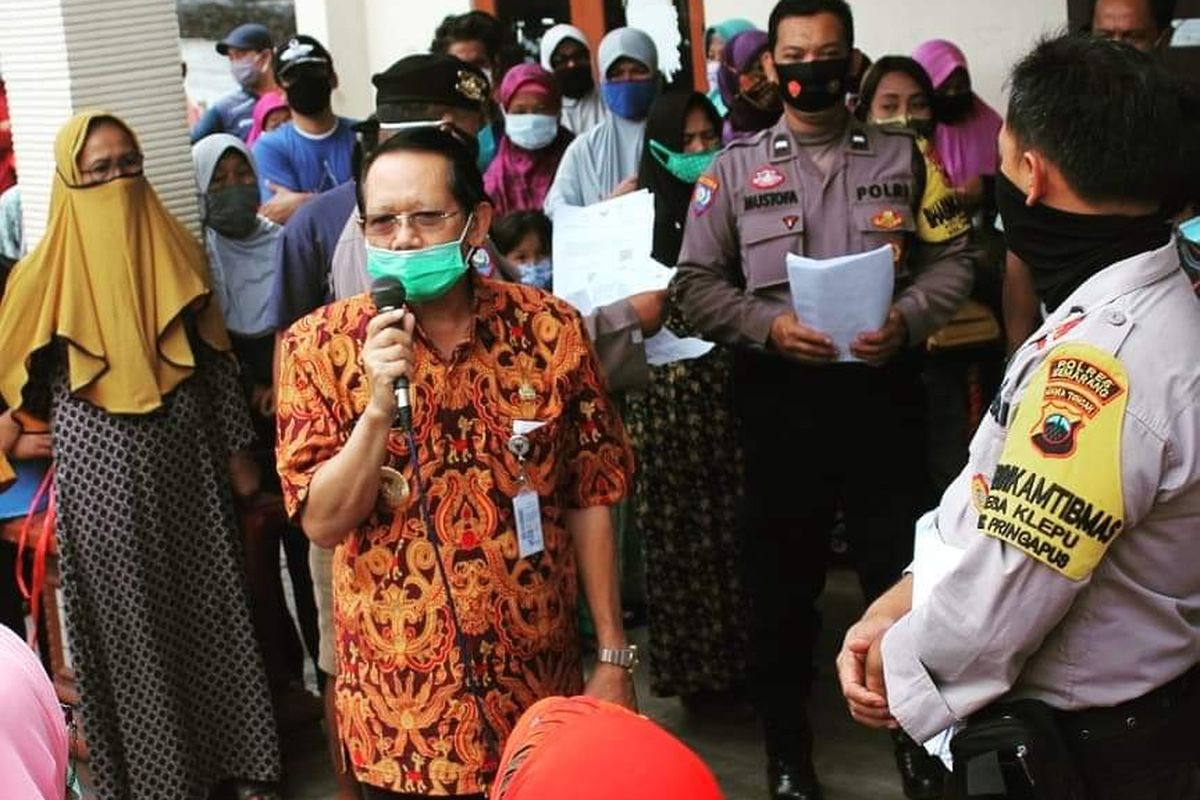 Bupati Semarang Mundjirin menegur pengatre BST yang abaikan protokol kesehatan.