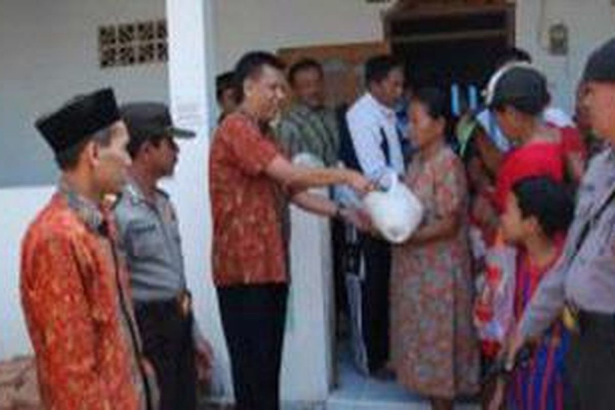 Perwakilan Imam Mukhayat Syah membagikan zakat kepada warga yang nilainya mencapai Rp 1,3 miliar, di Nganjuk, Kamis (16/8/2012).