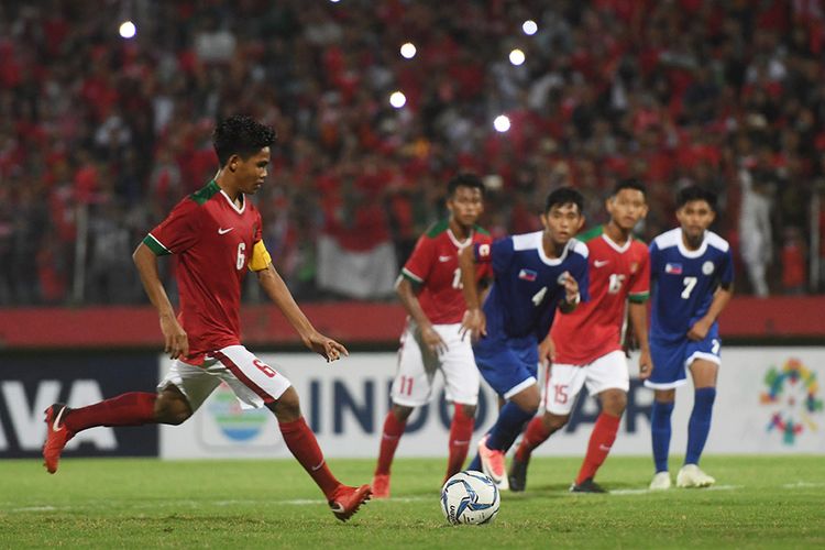 Pesepak bola Indonesia U-16 David Maulana (kiri) melakukan tendangan penalti saat laga melawan Filipina U-16 pada penyisihan grup A Piala AFF U-16 di Gelora Delta Sidoarjo, Sidoarjo, Jawa Timur, Minggu (29/7/2018). Indonesia menang atas Filipina dengan skor 8-0.
