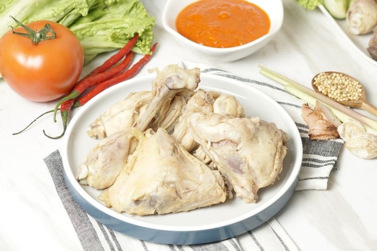 Sumber protein hewani, seperti ayam diperlukan untuk makan siang karena penting dalam menunjang pertumbuhan dan perkembangan anak.