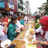Warga Makan Bersama Sepanjang 200 Meter untuk Rayakan HUT Kota Ambon