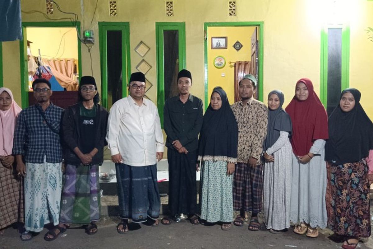 Joko (baju putih) saat takziah ke rumah warga di Sidomukti, Kraksaan, Probolinggo. 