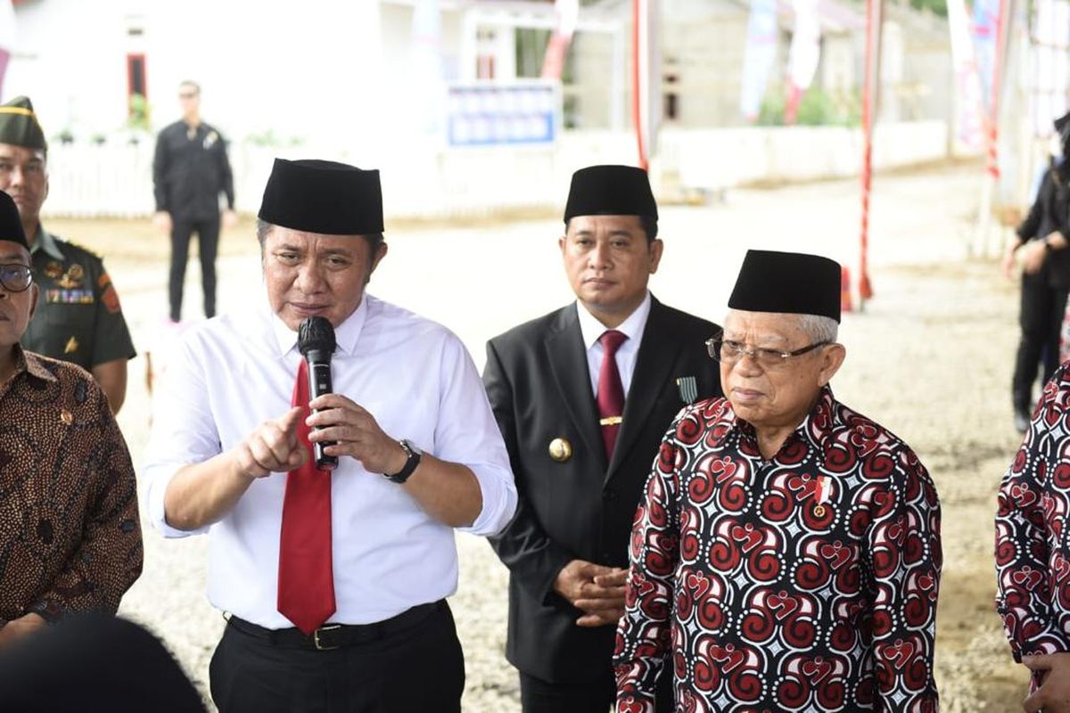 Gubernur Sumatera Selatan (Sumsel) H Herman Deru mendampingi Wakil Presiden Republik Indonesia (RI) KH Ma'ruf Amin meninjau Bedah Rumah bagi keluarga berisiko stunting di Desa Rimba Balai Kabupaten Banyuasin, Palembang, Sumsel, Kamis (6/7/2023).