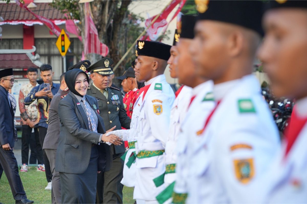 Bupati Klaten memberikan selamat kepada anggota Paskibraka Kabupaten Klaten 