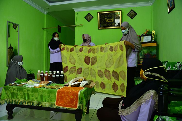 Kelompok Perempuan Peduli Gambut (KPPG) di Desa Harapan Tani, Kecamatan Kempas, Kabupaten Indragiri Hilir (Inhil), Riau, merupakan komunitas lokal perempuan binaan Badan Restorasi Gambut dan Mangrove (BMRG) yang berpartisipasi langsung dalam restorasi gambut dan rehabilitasi mangrove.