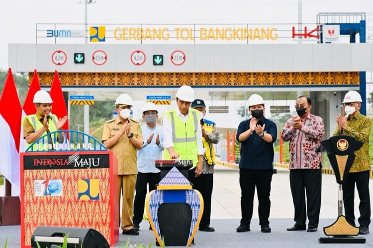 Presiden Joko Widodo saat peresmian Ruas Tol Pekanbaru-Bangkinang di Provinsi Riau yang merupakan bagian dari Tol Pekanbaru-Padang pada Rabu (4/1/2023).