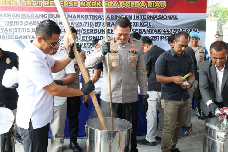 Narkoba Jaringan Internasional Senilai Rp 69,7 M Dimusnahkan Polda Riau, Direbus dan Dibakar