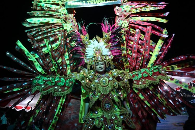 Peserta mengikuti Jombang Culture Carnival (JCC) di Kabupaten Jombang, Jawa Timur, Sabtu (2/9/2033). Jombang Culture Carnival yang digelar kedua kalinya tersebut sebagai ajang kreativitas dan aktualisasi ragam budaya yang ada di Kabupaten Jombang serta untuk memeriahkan HUT ke-78 Kemerdekaan Republik Indonesia. ANTARA FOTO/Syaiful Arif/nym.