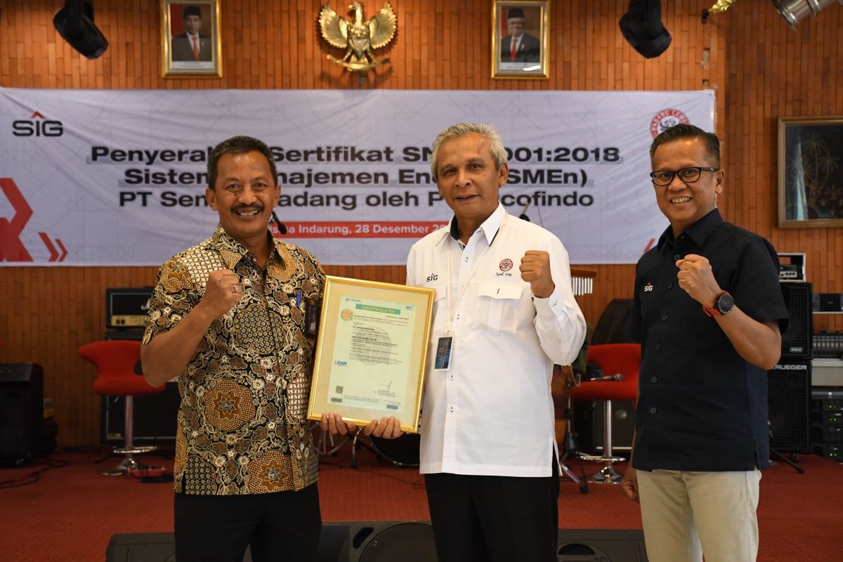 PT Sucofindo menyerahkan sertifikat SNI ISO 50001:2018, tentang Sistem Manajemen Energi (SME) untuk PT Semen Padang pada Minggu (31/12/2023).