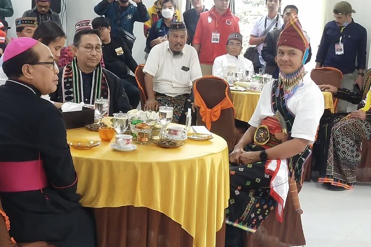 Capres, Ganjar Pranowo disuguhi makanan lokal oleh pihak Keuskupan Ruteng, Jumat, (26/1/2024). (KOMPAS.com/MARKUS MAKUR)