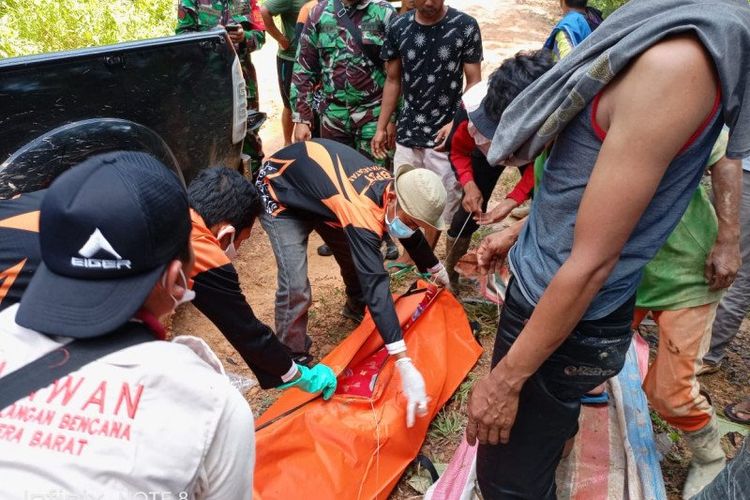 Proses evakuasi jenazah penambang yang ditemukan tewas oleh BPBD Solok Selatan, Sumatera Barat. 