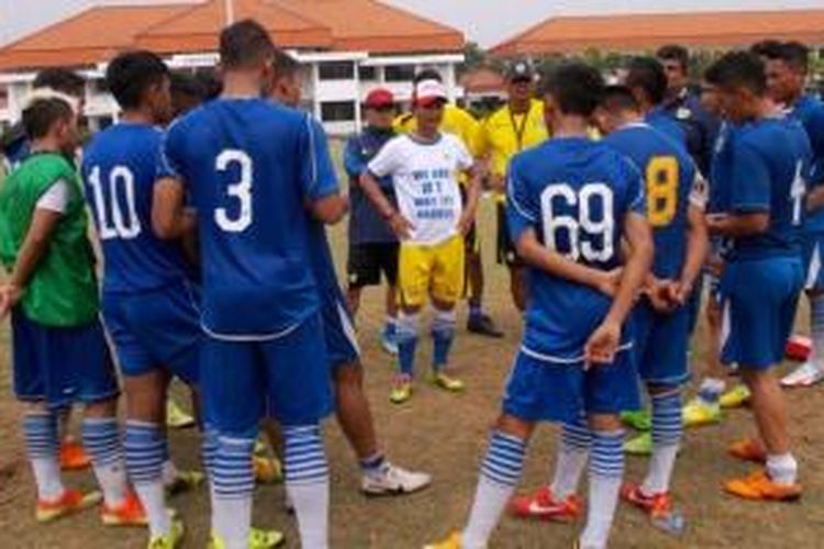 Pemain Persib Bandung bersiap menjalani latihan di bawah arahan pelatih Djadjang Nurdjaman.