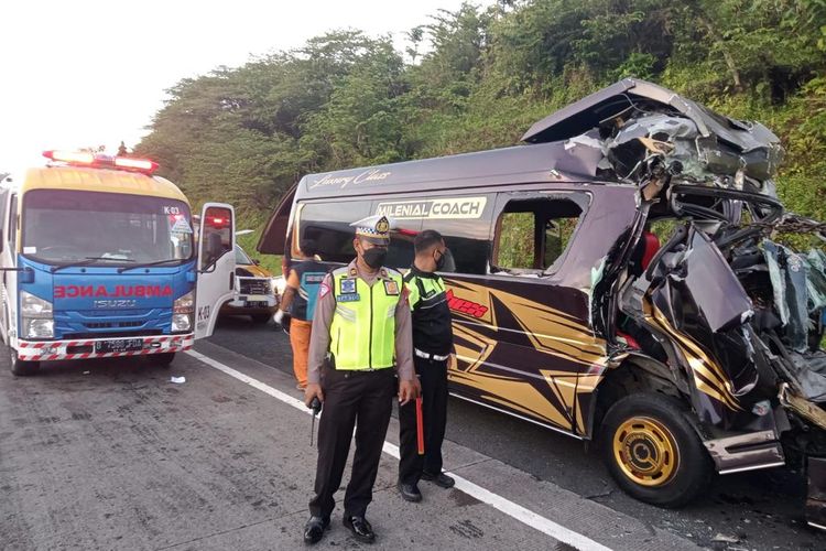 Petugas melakukan pengamanan kendaraan yang terlibat kecelakaan di Tol Bawen-Ungaran