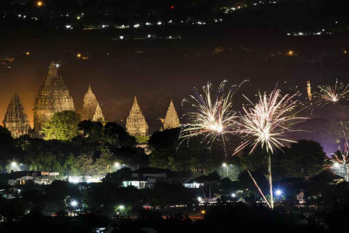 Keindahan kembang api bisa disaksikan dengan latar belakang Candi Prambanan di Spot Riyadi