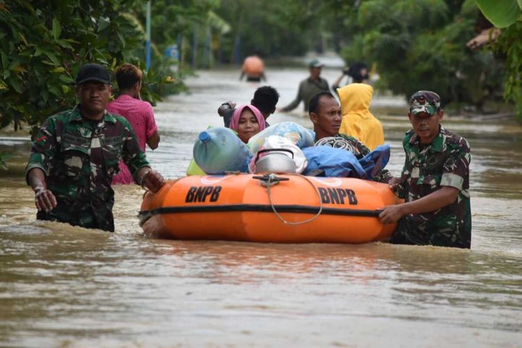Anggota TNI dari Kodim 0716 Demak mengevakuasi warga Desa Trimulyo Kecamatan Guntur Kabupaten Demak Provinsi Jateng yang rumahnya terendam banjir akibat jebolnya Sungai Tuntang, Kamis (9/1/2020)