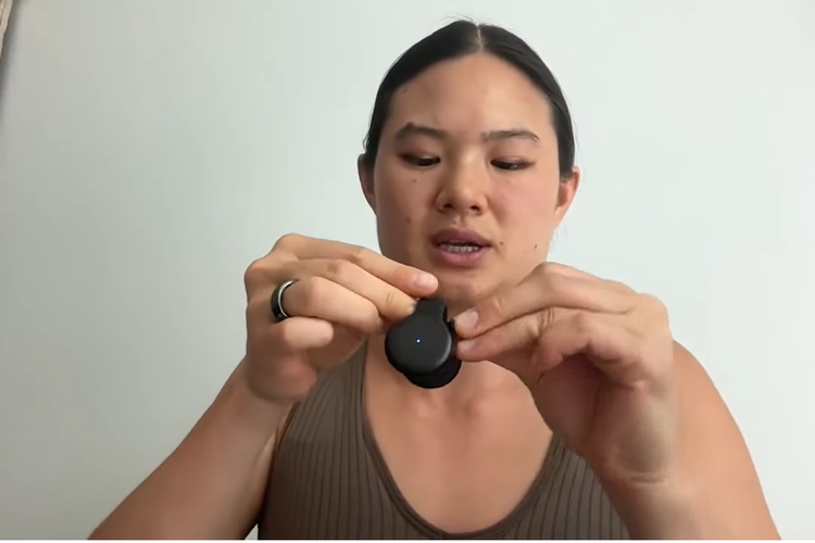 Limitless Pendant, wearable device buatan startup Limitless yang berbentuk headphone mini bertenaga AI.