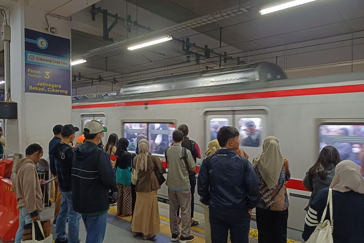 Penumpang KRL di Manggarai Masih Terkendali Usai Kecelakaan Kereta di Bekasi Timur