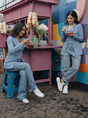 Gaya chic Happy Salma & Dian Sastro makan soto pakai setelan ala kebaya & sneakers. Simak bedah gaya head-to-toe mereka di sini!