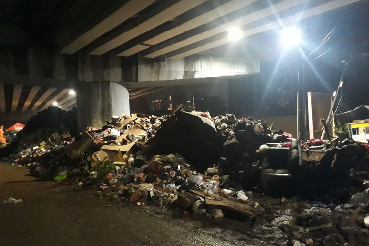 Tumpukan sampah di kolong Flyover Kalibata, Cawang, Jakarta Timur, Rabu (8/1/2020), akibat banjir.