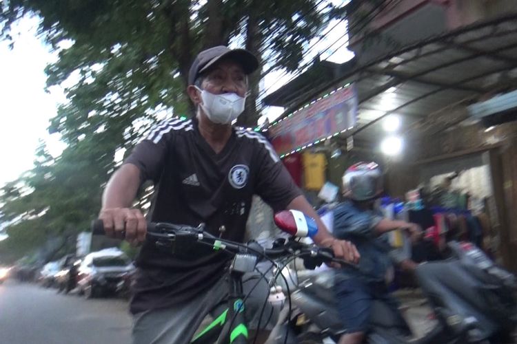 Safaruddin (64) tiba di kediamannya Jalan Kerungkerung, Makassar, Sulawesi Selatan dengan mengayuh sepeda sebagai alat transportasi sehari harinya. Kamis, (29/7/2021).