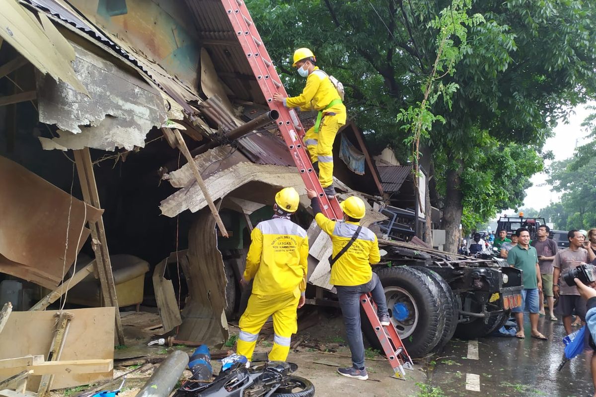 Sebuah trailer tanpa muatan menabrak sebuah rumah produksi mebel di Jalan Outer Ringroad, Duri Kosambi, Jakarta Barat, Senin (1/11/2021) sore.