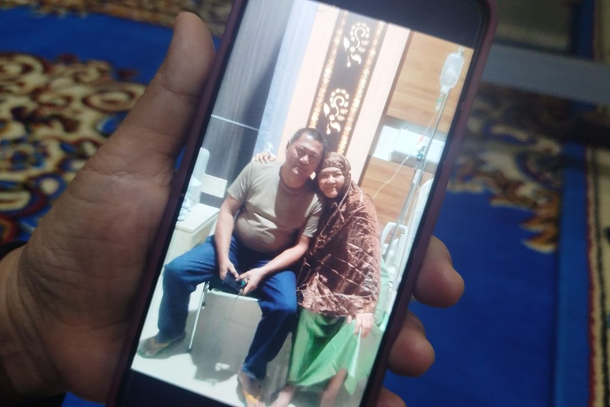 Foto Emilia Contessa bersama sang adik, Dino Rosano Hansa di RSUD Blambangan, Senin (27/1/2025) 