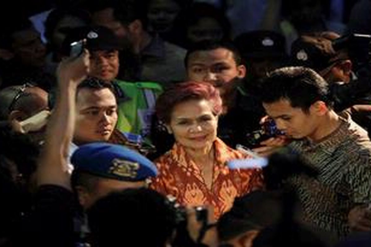 Tersangka Miranda Goeltom keluar gedung Komisi Pemberantasan Korupsi (KPK), Jakarta, usai menjalani pemeriksaan, Jumat (1/6/2012). Seusai diperiksa selama 8 jam, Mantan Deputi Gubernur Senior Bank Indonesia (DGSBI) tersebut langsung ditahan di Rutan Jakarta Timur Cabang KPK atas dugaan suap kepada anggota DPR dalam pencalonan dirinya sebagai DGSBI tahun 2004.  