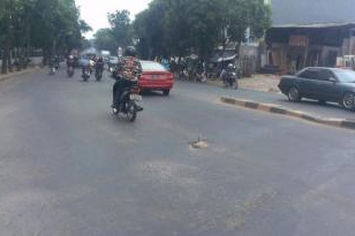 Jembatan penghubung yang masuk di Jalan Pos Pengumben, Jakarta Barat, terpantau ambles di kedua arahnya, Senin (6/10/2014). 