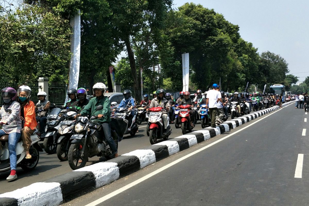 Jalan Raya Pasar Minggu tampak macet menjelang digelarnya prosesi torch relay atau pawai obor Asian Games di Jakarta Selatan, Rabu (15/8/2018), siang. Di sebelahnya, Jalan Raya Rawa Bambu yang menjadi titik start pawai obor sudah ditutup.